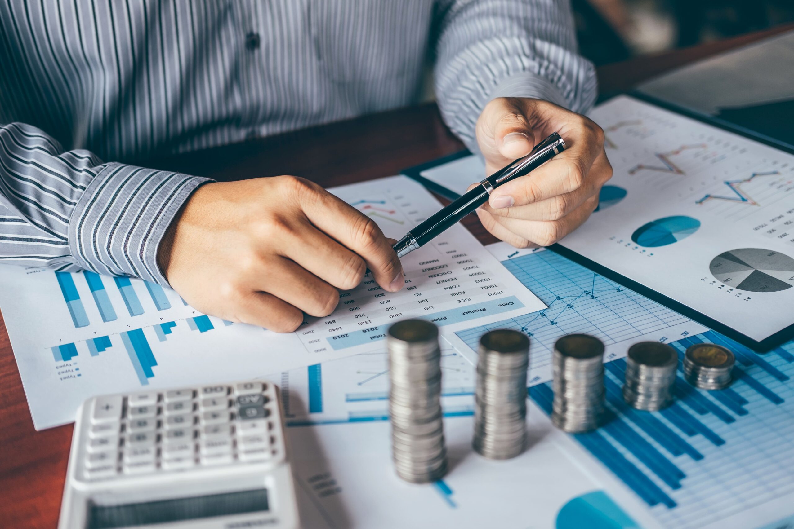 analyzing-financial-data-and-coin-stacks-on-desk-2026-01-05-05-52-03-utc